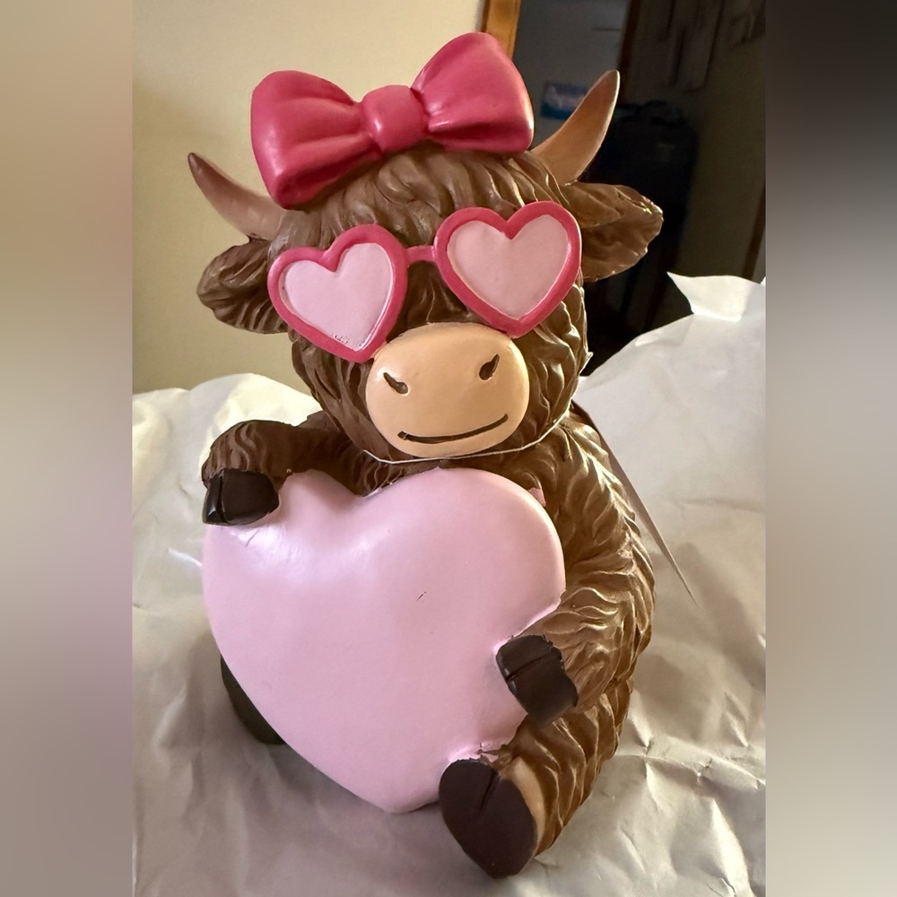 Bella Lux Highland Cow Valentine’s Figurine with Pink Heart, Glasses and Bow